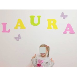 Drevené písmená na stenu výška 20cm - LAURA 2