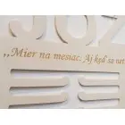 Drevený držiak na medaile s menom a laserovaným textom 45cm