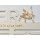 Drevený držiak na medaile s menom a laserovaným textom 55cm zápasenie