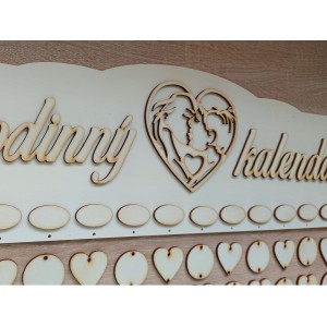 Drevený rodinný kalendár typ B s nápisom "Rodinný kalendár" SRDCE 2