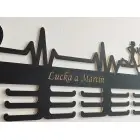 Drevený vešiak na medaily maľovaný 55cm fotorámik a gravír. text na mieru