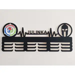 Drevený vešiak na medaily TRIFECTA SPARTAN maľovaný 55cm + meno 2