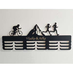 Drevený vešiak na medaily hory maľovaný 55cm s gravírovaním 2