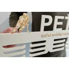 80 cm Holzmedaillenhalter mit Lasergravur und dem Namen - Domino