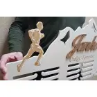 80 cm Holzmedaillenhalter mit Lasergravur und dem Namen - Domino