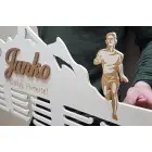 80 cm Holzmedaillenhalter mit Lasergravur und dem Namen - Domino