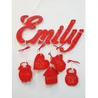 5 závesných doplnkov s menom farba červená