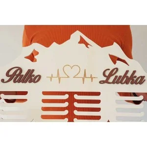 65cm drevený vešiak na medaile s gravírovaním + meno - beh 2