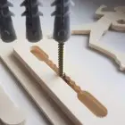 Drevený vešiak na medaily TRIFECTA SPARTAN maľovaný 55cm + meno