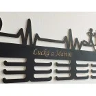 Drevený vešiak na medaily maľovaný 55cm s gravírovaním agility