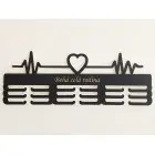 Drevený vešiak na medaily PULZ maľovaný 55cm s gravírovaním