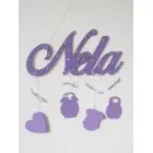 Holzname an der Wand, Farbe violett