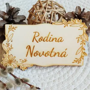 Prírodná menovka na dvere zdobená kvetmi 130mm