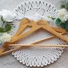 Svadobné drevené vešiaky 2ks HNEDÉ