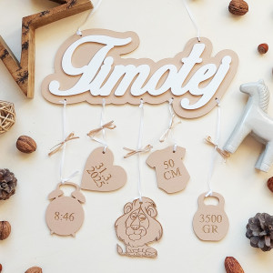 Drevené menom s údajmi a zvieratko lev