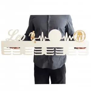 80cm drevený vešiak na medaile s gravírovacími obrázkami