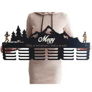 Čierny drevený vešiak na medaily 80cm + maľovanie + meno 2