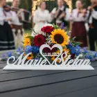 Svadobný stojan s menami novomanželov