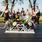 Svadobný stojan s menami novomanželov