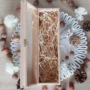 Gift wooden wine box with metal closure 2
