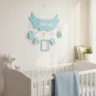 Name auf den Flügeln mit Geburtsdaten