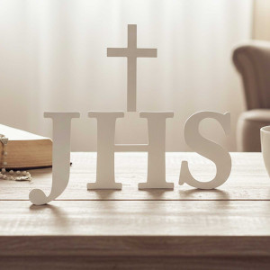 Holzschild mit dem christlichen Aufdruck - JHS und Kreuz, Breite 42 cm