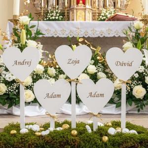 Dekoration für die Kirche zur Erstkommunion mit dem Namen Herz