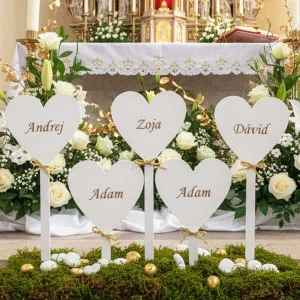 Dekoration für die Kirche zur Erstkommunion mit dem Namen Herz