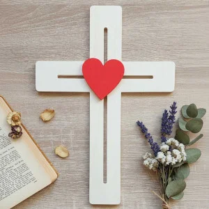 Kreuz an der Wand mit einem Herz 30cm