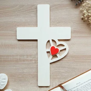 Kreuz an der Wand mit Herzchen im Herzen 30cm