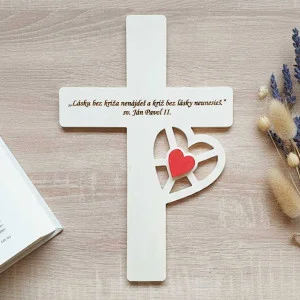 Kreuz an der Wand mit Herz 30cm + Zitat