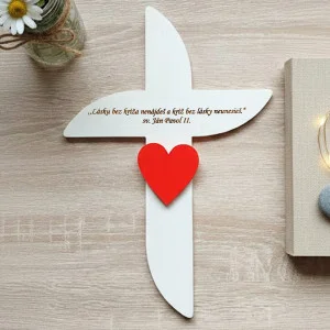 Kreuz an der Wand abgerundet mit Herz 30cm + Zitat