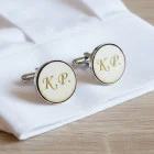 Runde Manschetten mit Initialen