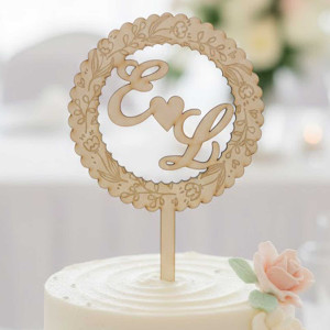 Drevený zápich s iniciálkami mien šírka 15cm