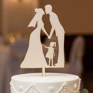 Holzstock für ein frisch verheiratetes Paar mit einem Kind