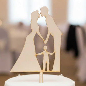 Drevený zápich mladomanželia s dieťaťom