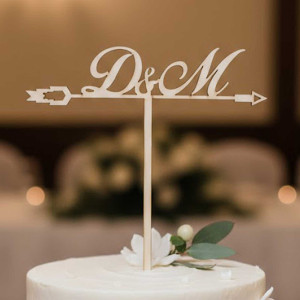 Holzstecker mit Initialen und Pfeil, Breite 20 cm