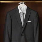 Svadobný vešiak Ženích BIELY