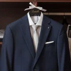 Svadobný vešiak s nápisom ženích ČIERNY