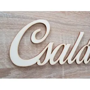 Nápis "Csálad" s opálenými hranami k rodinnému kalendáru 2