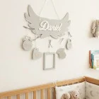 Meno s krídlami a údajmi o narodení