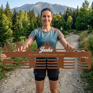 80cm drevený vešiak na medailové trofeje + maľovanie + meno 2