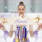 80cm drevený vešiak na medaile s laserovaním a menom krasokorčuľovanie