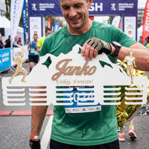 80cm drevený vešiak na medaile s laserovaním a menom - Janko 2