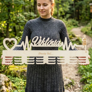 80cm drevený vešiak na medaile s laserovaním a menom + pulz 2