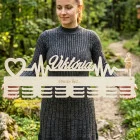 80cm drevený vešiak na medaile s laserovaním a menom + pulz