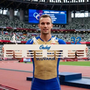 80cm drevený vešiak na medaile s farebným menom 2