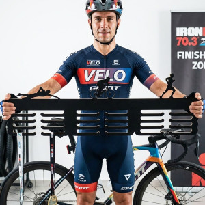 80cm drevený vešiak na medaile + maľovanie 2