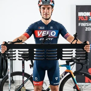 80cm drevený vešiak na medaile + maľovanie 2