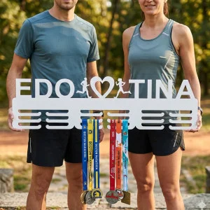 80 cm hölzerner Medaillenaufhänger ohne Lasergravur - Edo und Tina 2